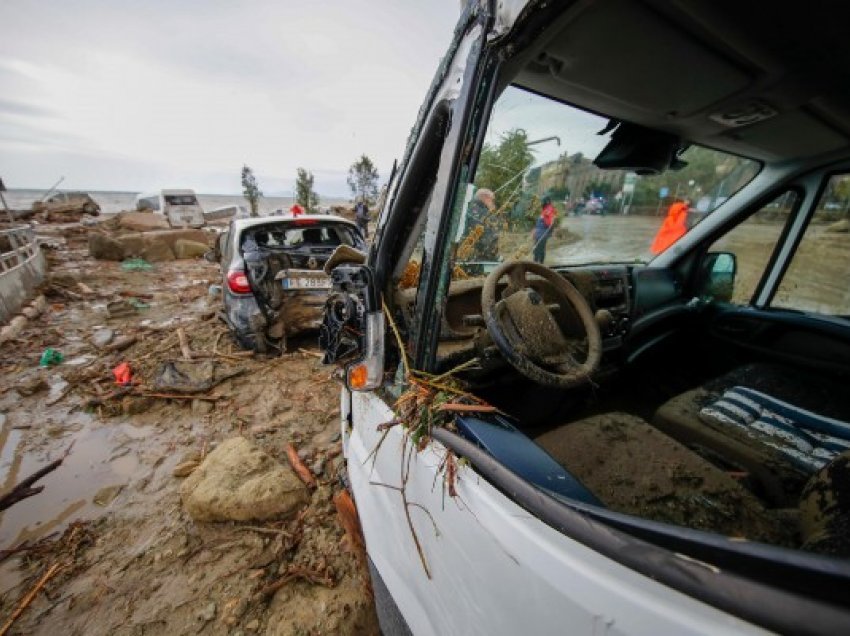 Numri i të vdekurve nga rrëshqitja e dheut në Itali është rritur në 7