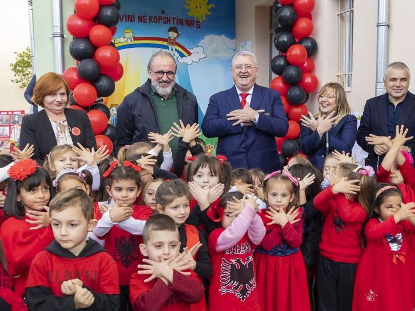 Duka uron Ditën e Flamurit nga Vlora: Sa bukur t’i rrisim fëmijët me ndjenja patriotike!