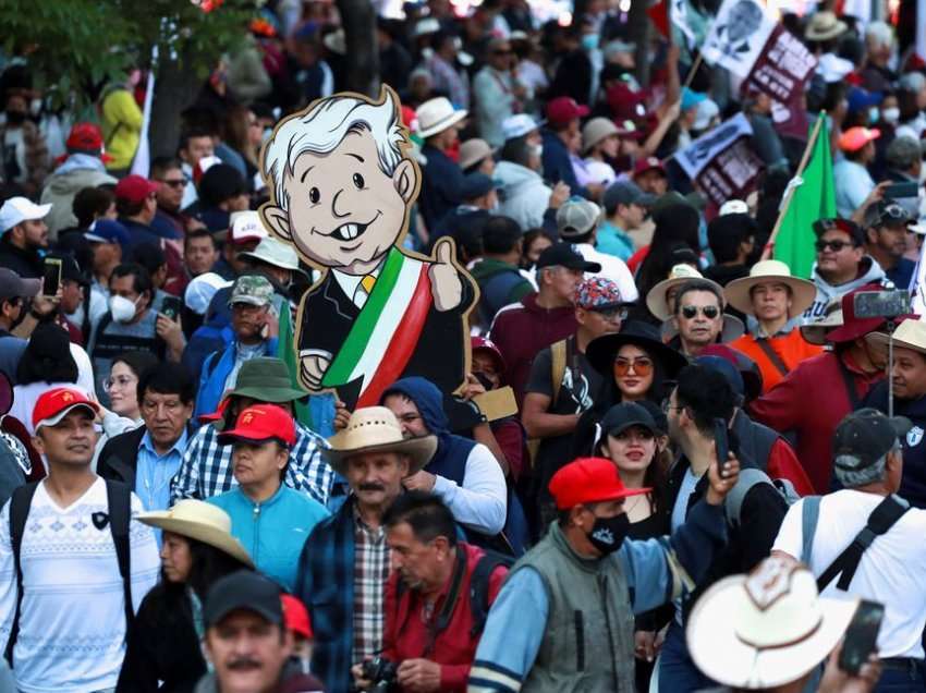 Dhjetëra mijëra njerëz marshojnë në Mexico City për të mbështetur presidentin