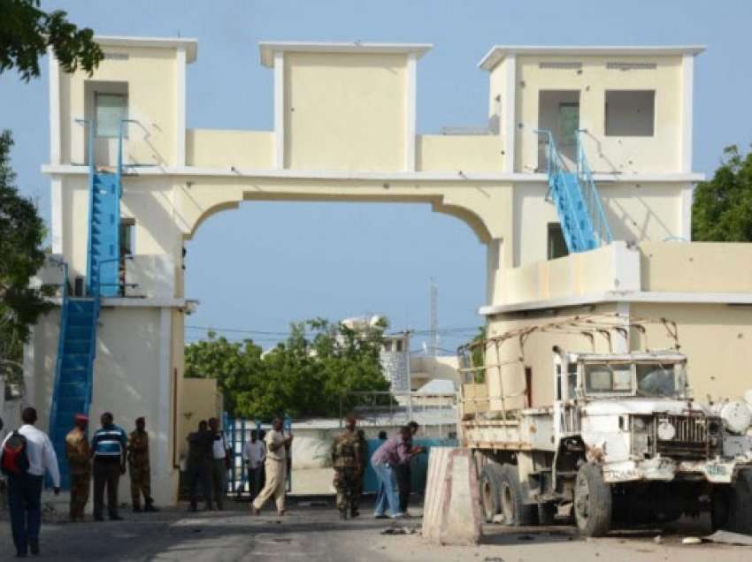 ​Të shtëna dhe shpërthim në një hotel pranë pallatit presidencial në Mogadishu