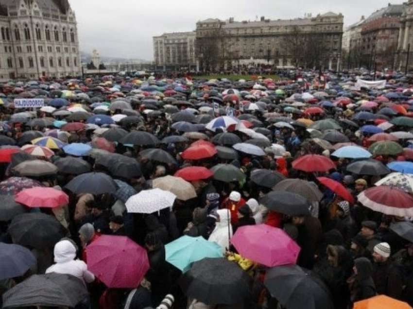 Mijëra mësimdhënës në Hungari protestojnë duke kërkuar reformën në arsim