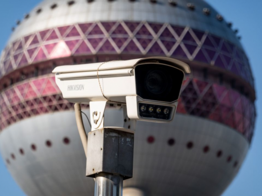 Mbretëria e Bashkuar ndalon kamerat kineze të vëzhgimit nga vendet e “ndjeshme”