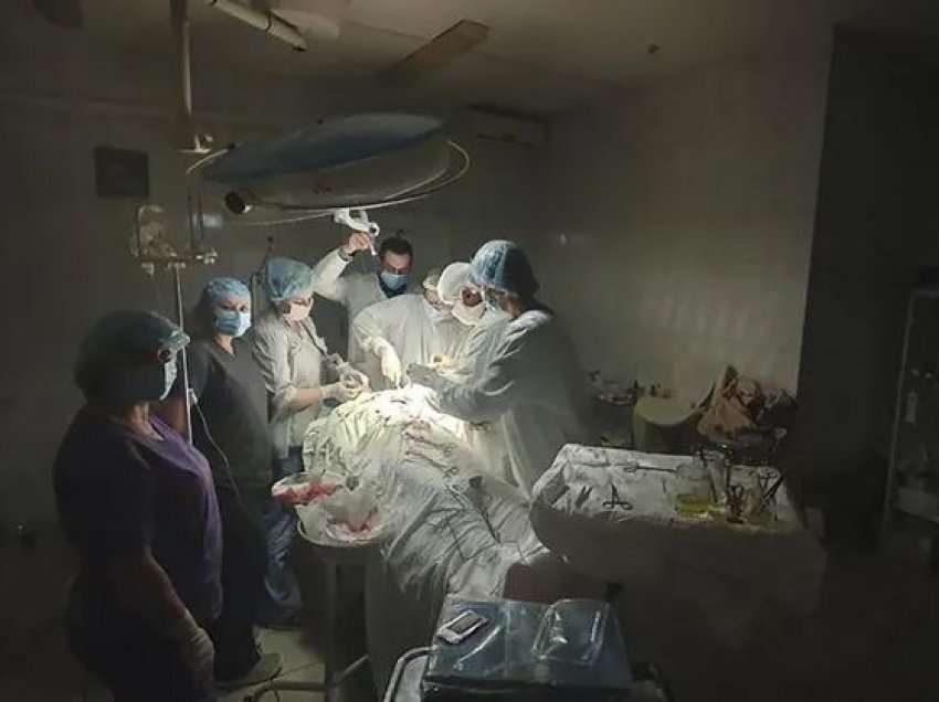 Shpërthimet ruse lënë pa drita Ukrainën, mjekët operojnë duke u ndriçuar me fener