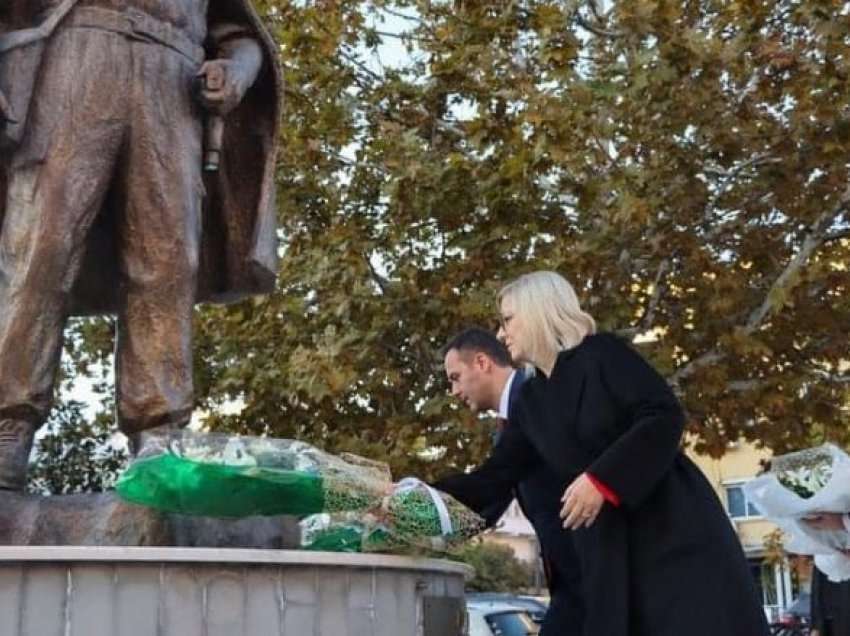 Konjufca dhe Nikolla bëjnë homazhe te busti i heroit Adem Jashari në Tiranë