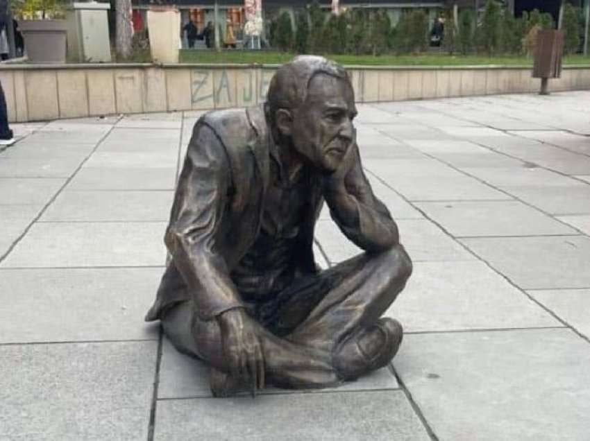 Burri i protestës paqësore përjetësohet me skulpturë në Prishtinë