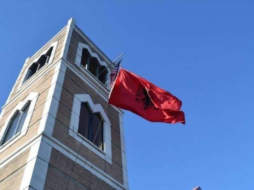 New York: Në Kumbanoren e Kishës Katolike Shqiptare “Zoja e Shkodrës u ngrit Flamuri kuq e zi