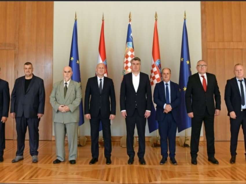 Presidenti kroat takoi veteranët shqiptarë të luftës së Kroacisë