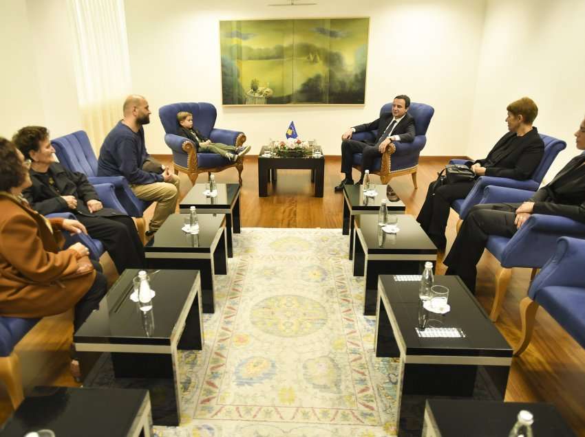 Kryeministri Kurti priti në takim familjarët e dr. Shpëtim Robaj