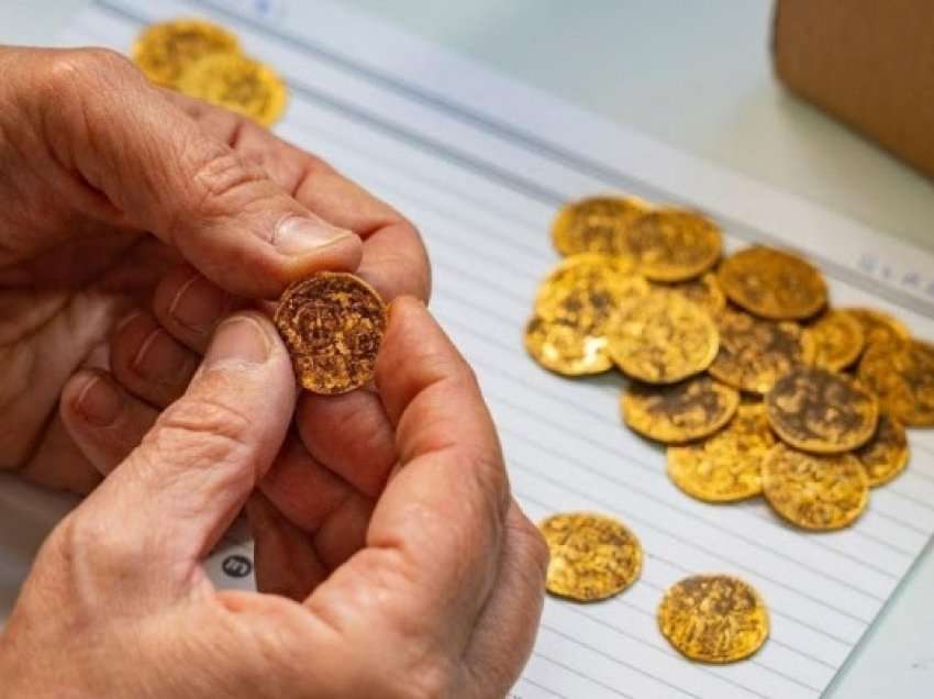 Monedha ari të fshehura në shekullin e 7-të u gjetën në Izrael