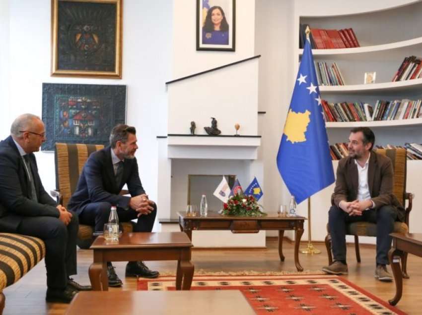 Boban fillon vizitën e tij në Kosovë, takohet me ministrin Hajrulla Çeku
