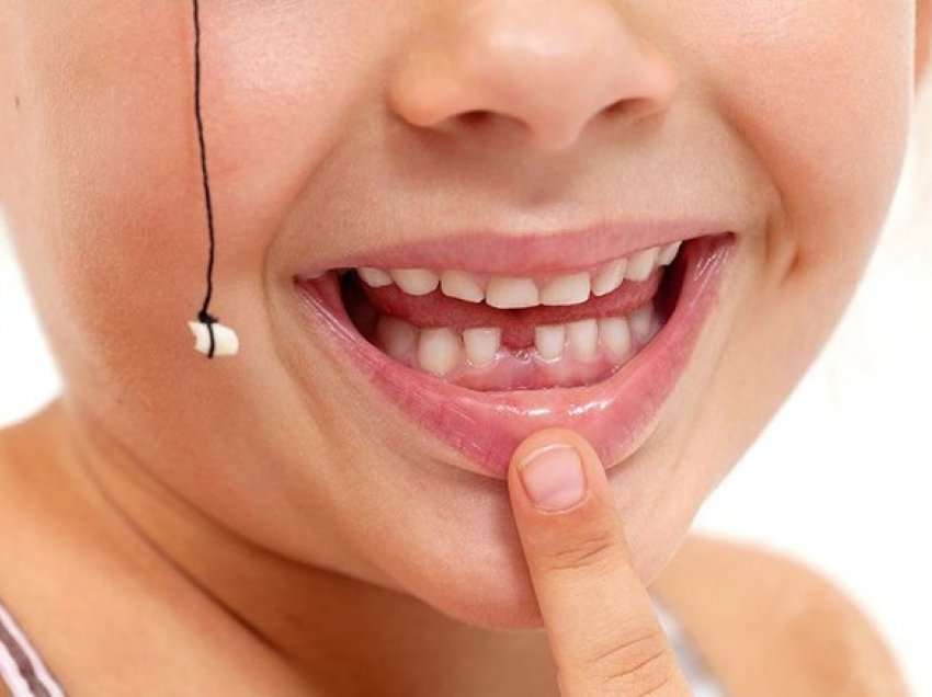 Pediatrit ju ndalojnë kategorikisht t’i hidhni, dhëmbët e qumështit mund t’i shpëtojnë jetën fëmijës