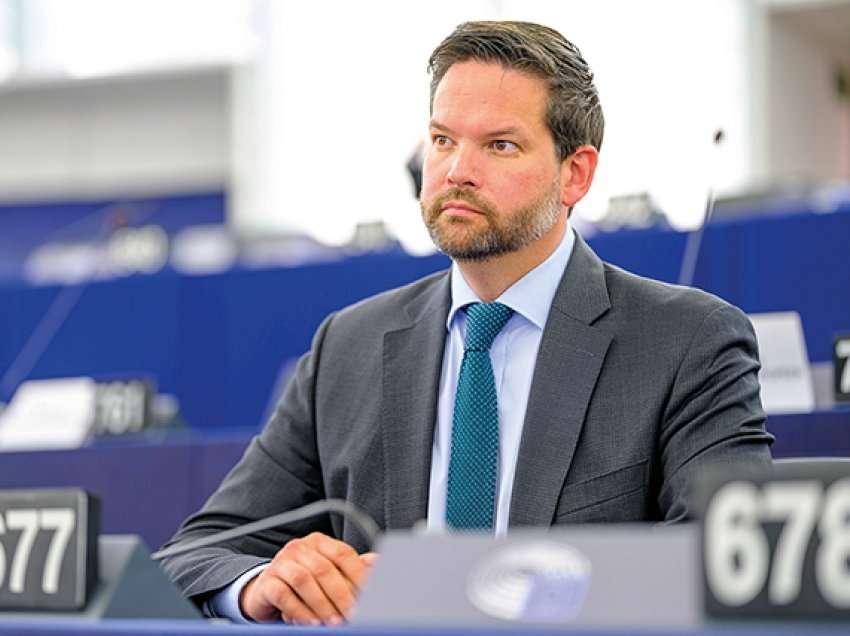 Eurodeputeti austriak kërkon sa më shpejt liberalizimin e vizave për Kosovën