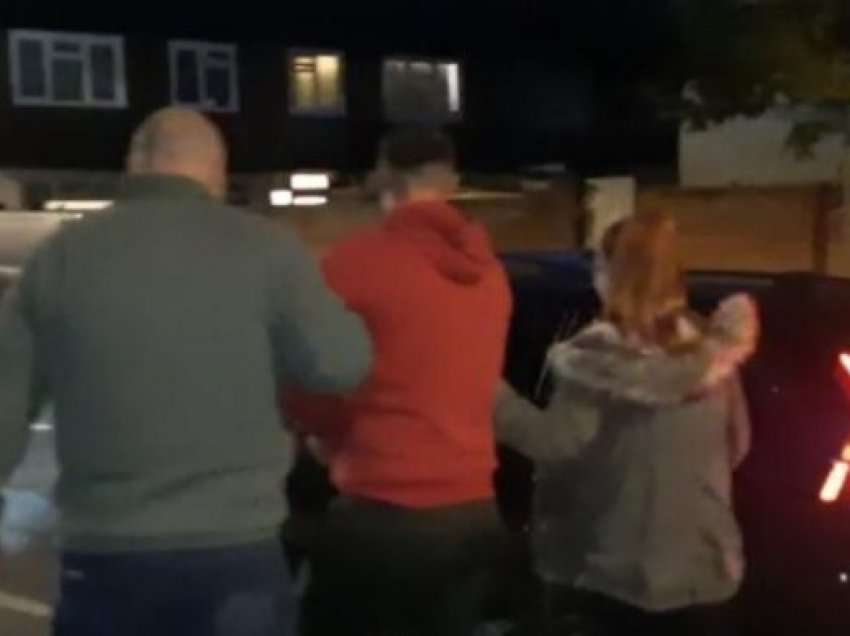 Qindra njerëz me gomone drejt Anglisë, arrestohet trafikanti shqiptar në Londër