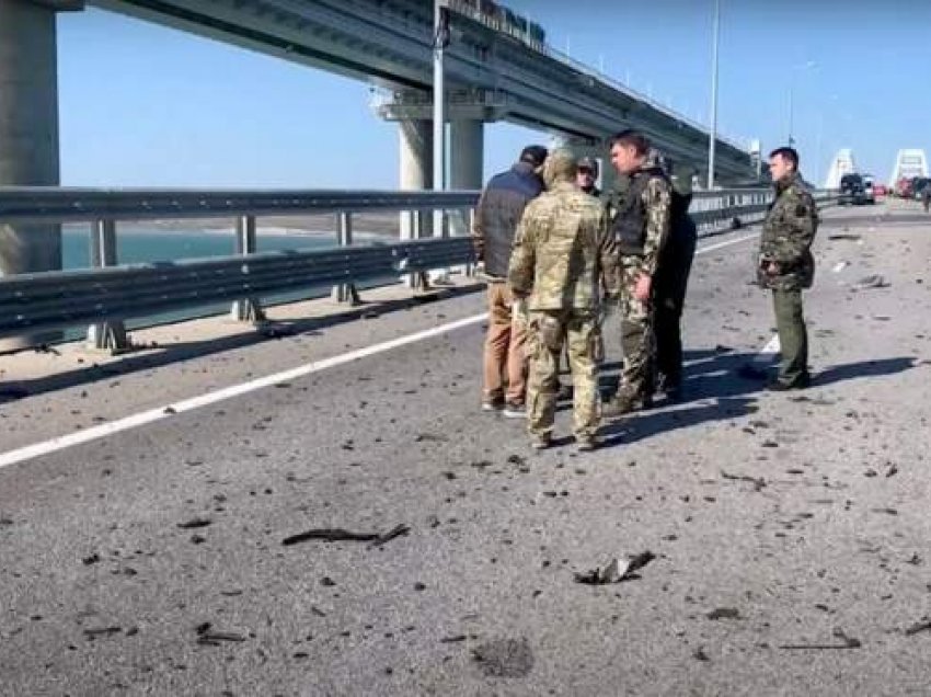 Zyrtarët rihapin pjesën e padëmtuar të urës në Krime- Rusi