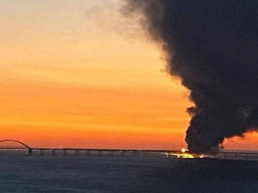 Shpërthim i fuqishm në urën që lidh Rusinë me Krimenë, treni merr flakë papritur në lëvizje