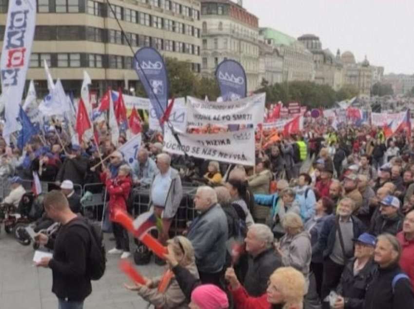 ​Mijëra demonstrojnë kundër rritjes së çmimeve dhe mosveprimit të qeverisë në Pragë