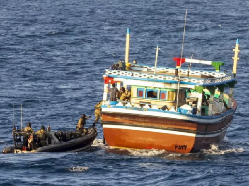 Marina britanike kap varkën me drogë sintetike në Detin Arabik