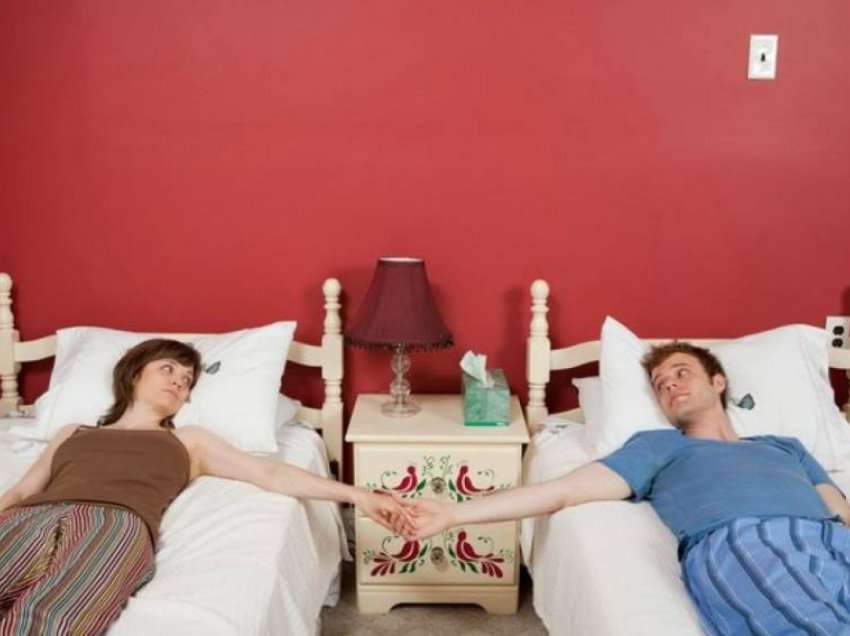 Trendi i ri i marrëdhënieve, çiftet flenë në dhoma të ndara