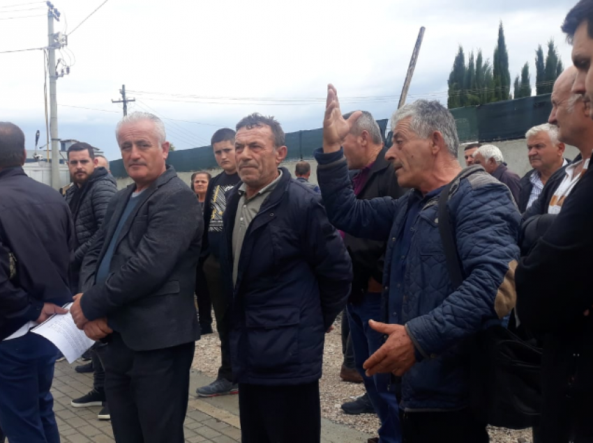 Projekti i rrugës Thumanë-Rrogozhinë i prek shtëpitë, banorët e Bërxullës në protestë
