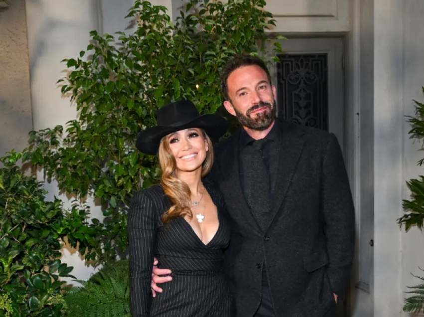 J.Lo dhe Ben Affleck shfaqen për herë të parë në tapetin e kuq si çift i martuar