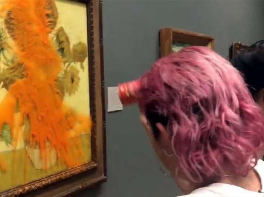 Dy vajza derdhin salcë domatesh mbi pikturën 72.5 mln £ të Van Gogut