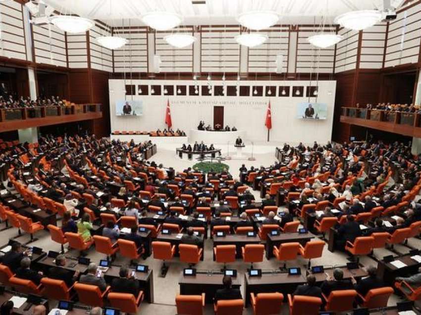 Parlamenti turk miratoi ligjin për 