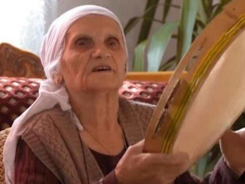 Pamje/ 84-vjeçarja nga Malisheva e lë amanet ta përcjellin te varri me def
