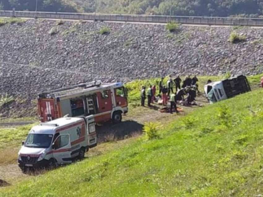Aksident i rëndë në Serbi! Autobusi del nga rruga dhe përfundon në greminë, raportohet për viktima