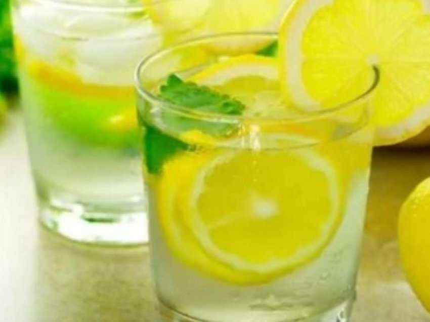 Si të luftoni pagjumësinë me ujë dhe limon