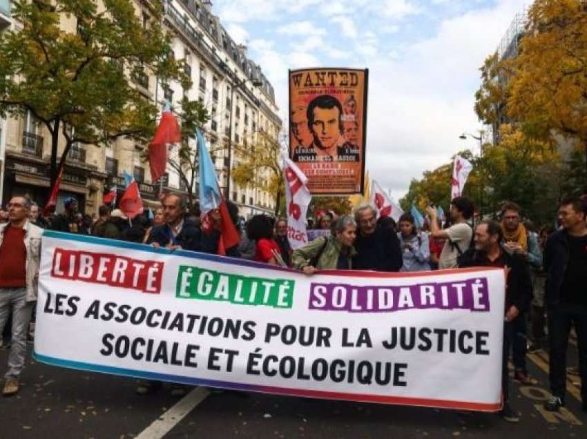 Dhjetëra mijëra njerëz marshojnë në Paris për të protestuar kundër inflacionit