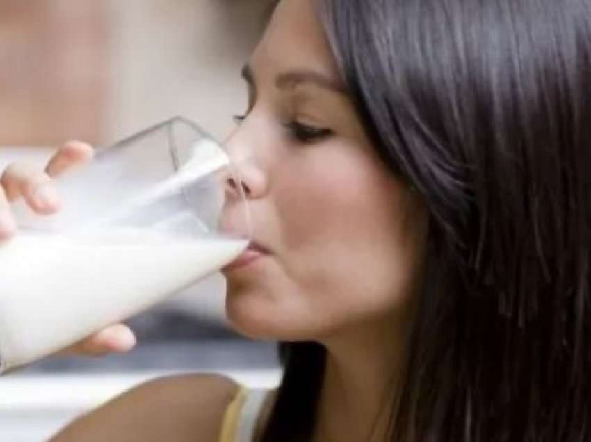 A duhet të konsumohet qumështi në mëngjes?