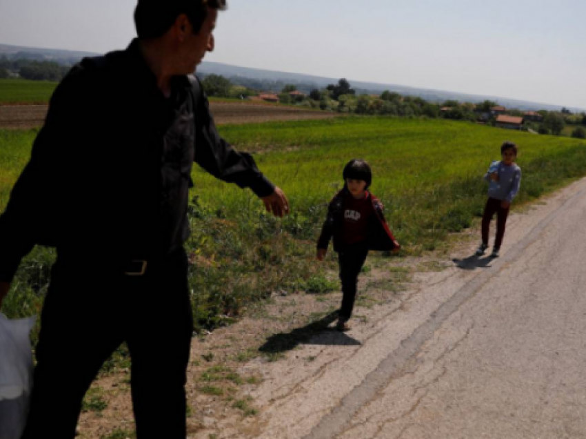 Emigrantët shihen të zhveshur në kufirin Greqi-Turqi, kërkohet hetim urgjent