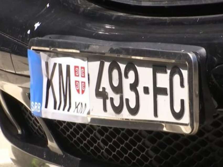 Vetëm 12 serbë të Kosovës i regjistruan veturat me targa “RKS”