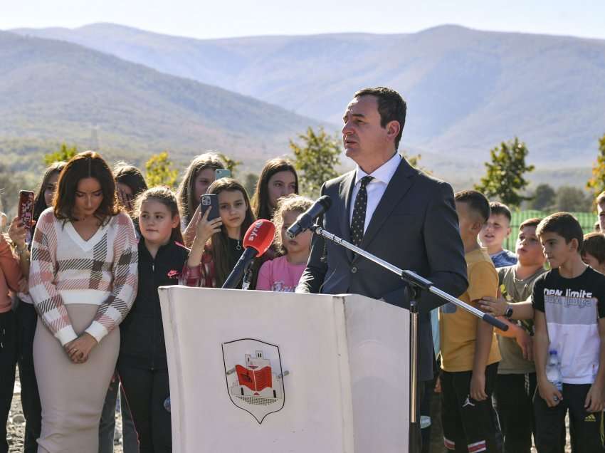 Kryeministri Kurti vendosi gurthemelin e Shkollës Fillore të Mesme të Ulët në Ponoshec të Gjakovës