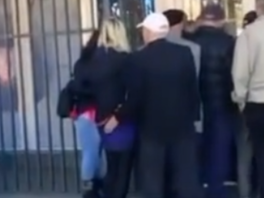 Video bëhet virale: Plaku e prekë një vajzë në pjesët intime gjatë kohës sa pret ta marrë pensionin