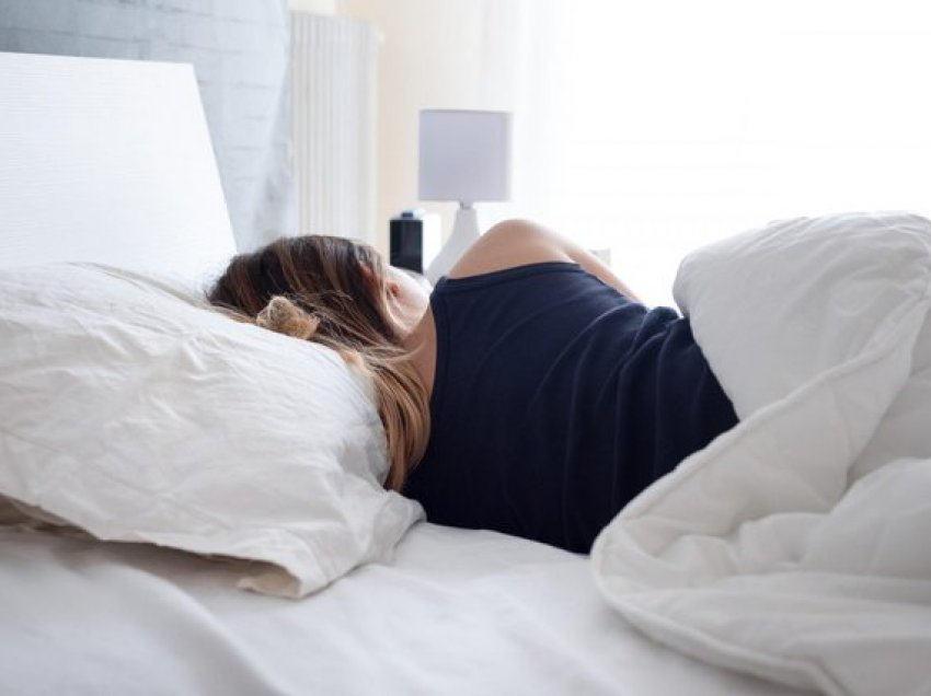 Pse është më mirë që të flini në anën e majtë? Përfitimet shëndetësore që keni nga ky pozicion