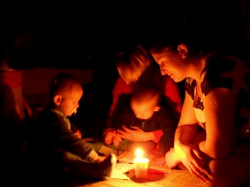 Kriza me energji: Ukrainasve u bëhet thirrje të mbushin të gjitha bateritë