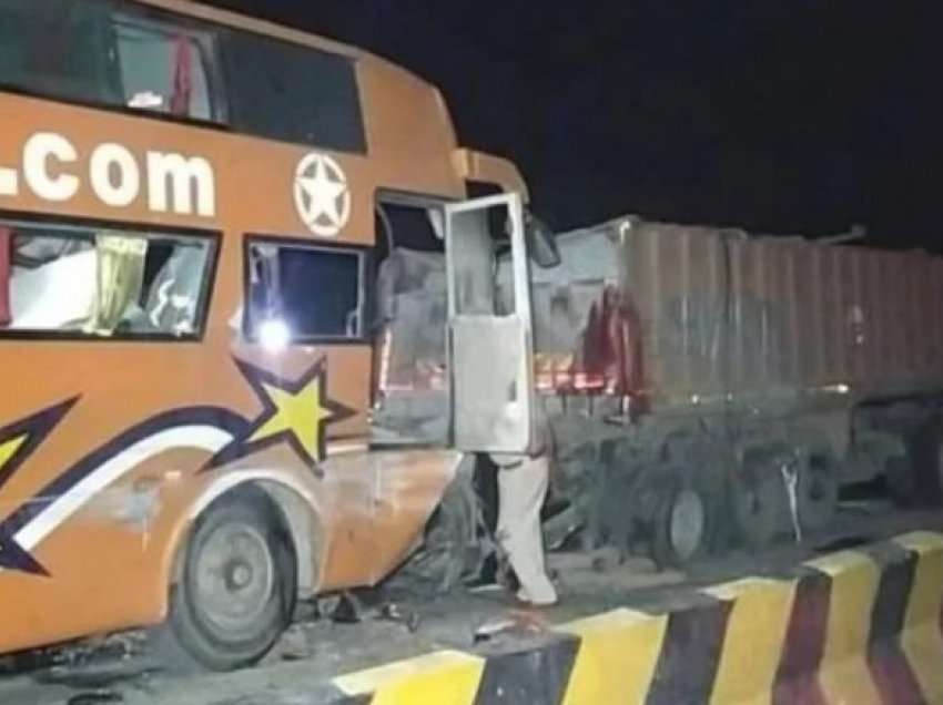 Autobusi përplaset me kamion, 15 persona humbin jetën në Indi