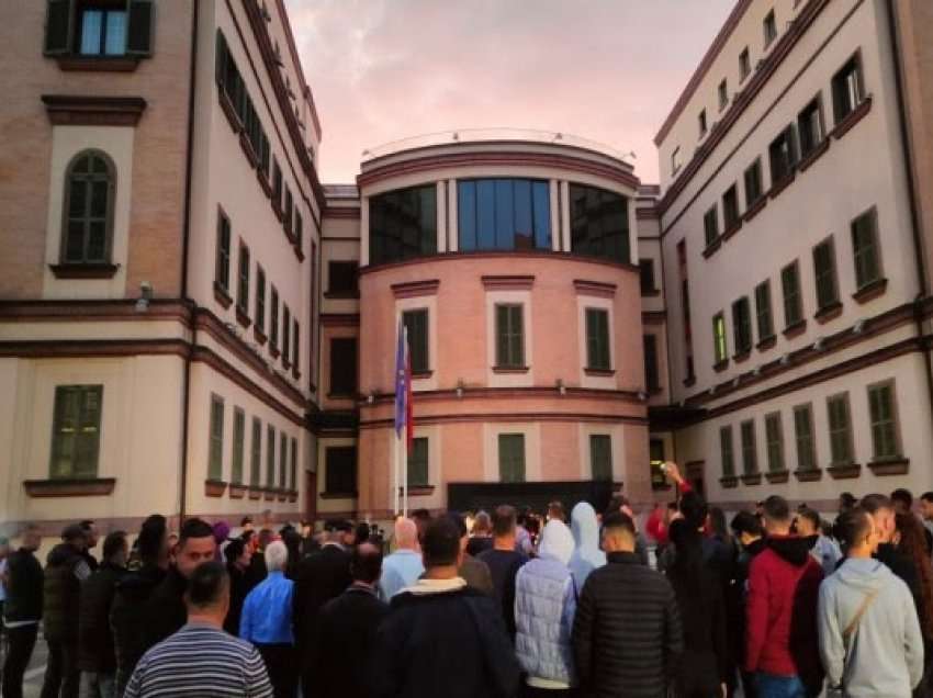 ​“Drejtësi për Lear Kurtin”, qytetarët mblidhen të protestojnë para Ministrisë së Brendshme