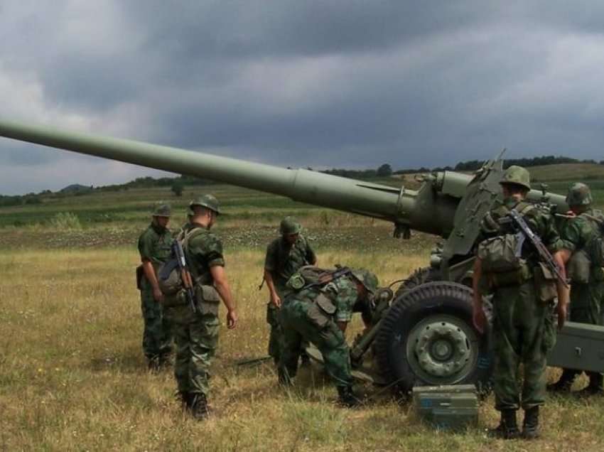Forcat serbe bartin artileri të rëndë ushtarake pranë kufirit me Kosovën