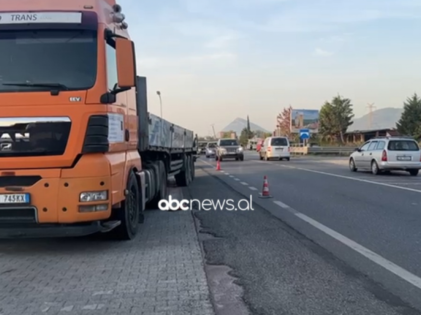 Kamioni përplas këmbësorin në aksin Lezhë-Milot