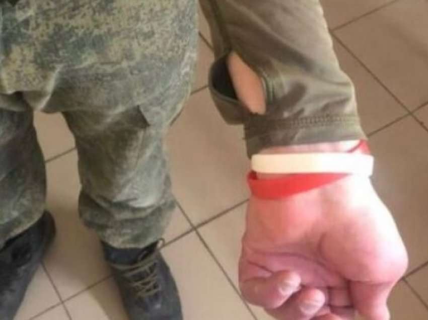 Pse po i mbajnë këta shirita në dorë ushtarët rusë