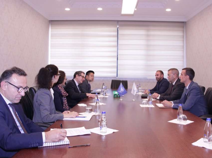 Guvernatori Mehmeti priti në takim përfaqësuesit e FMN-së