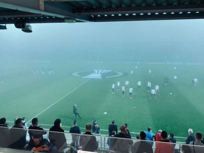 Mjegulla e dendur e bën të pamundur nisjen e ndeshjes në Conference League