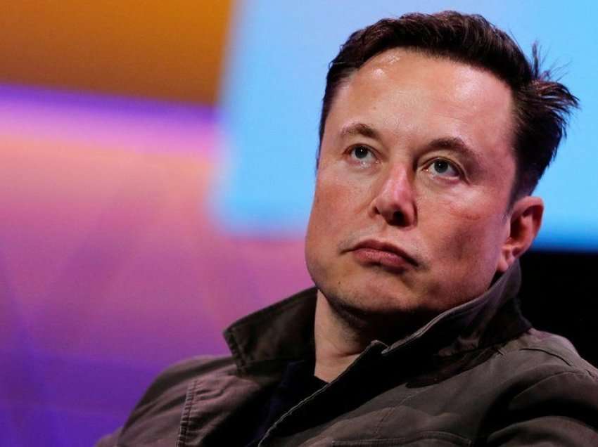 Elon Musk ndryshon biografinë, e quan veten ‘’Shef Twitteri’’ pas vizitës që i bëri selisë në San Francisco
