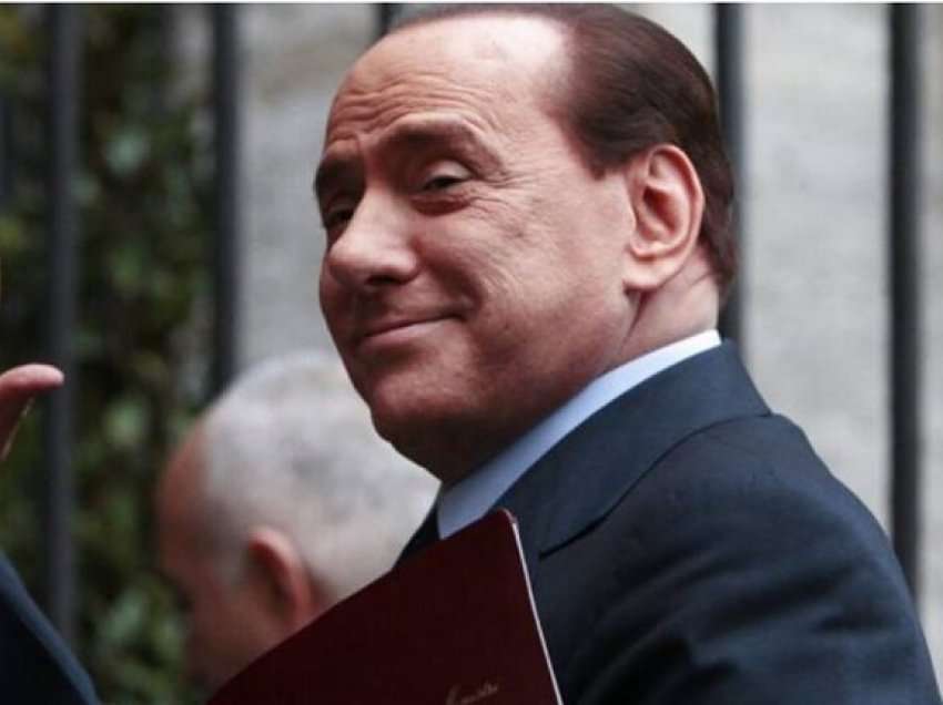 Çfarë i ka ndodhur? Berlusconi shfaqet i tronditur