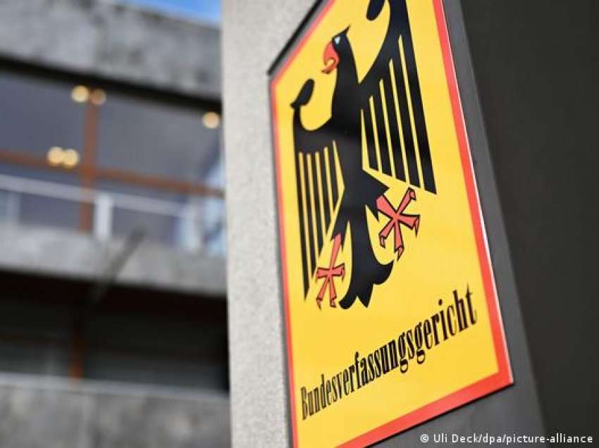 Gjykata Kushtetuese: Qeveria duhet të informojë më shpejtë Bundestagun