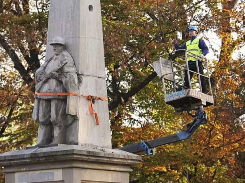Lufta në Ukrainë, Polonia heq katër monumente të epokës sovjetike