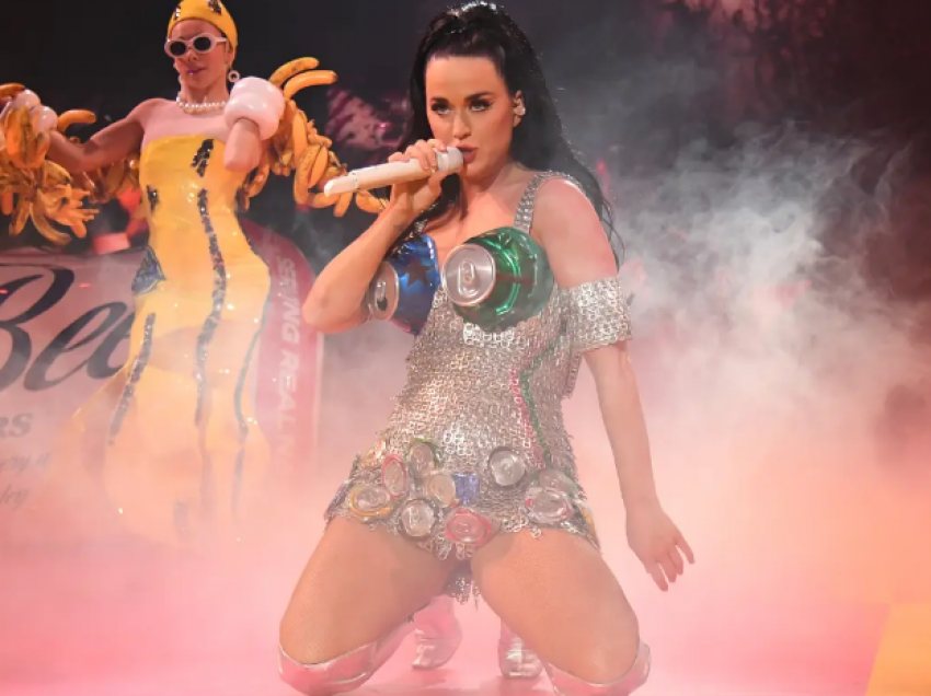 Katy Perry zbulon arsyen përse syri i saj pësoi një paralizë në mes të koncertit