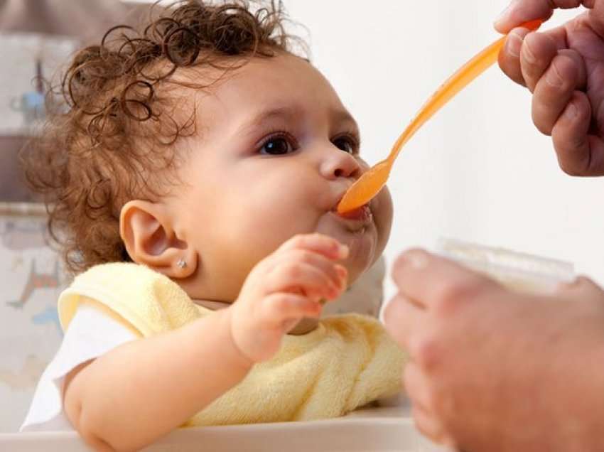 Përveç qumështit, rekomandime si të filloni ushqimet te bebet